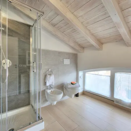 Апартаменты Golden & Sunflower Terrace Leggiuno